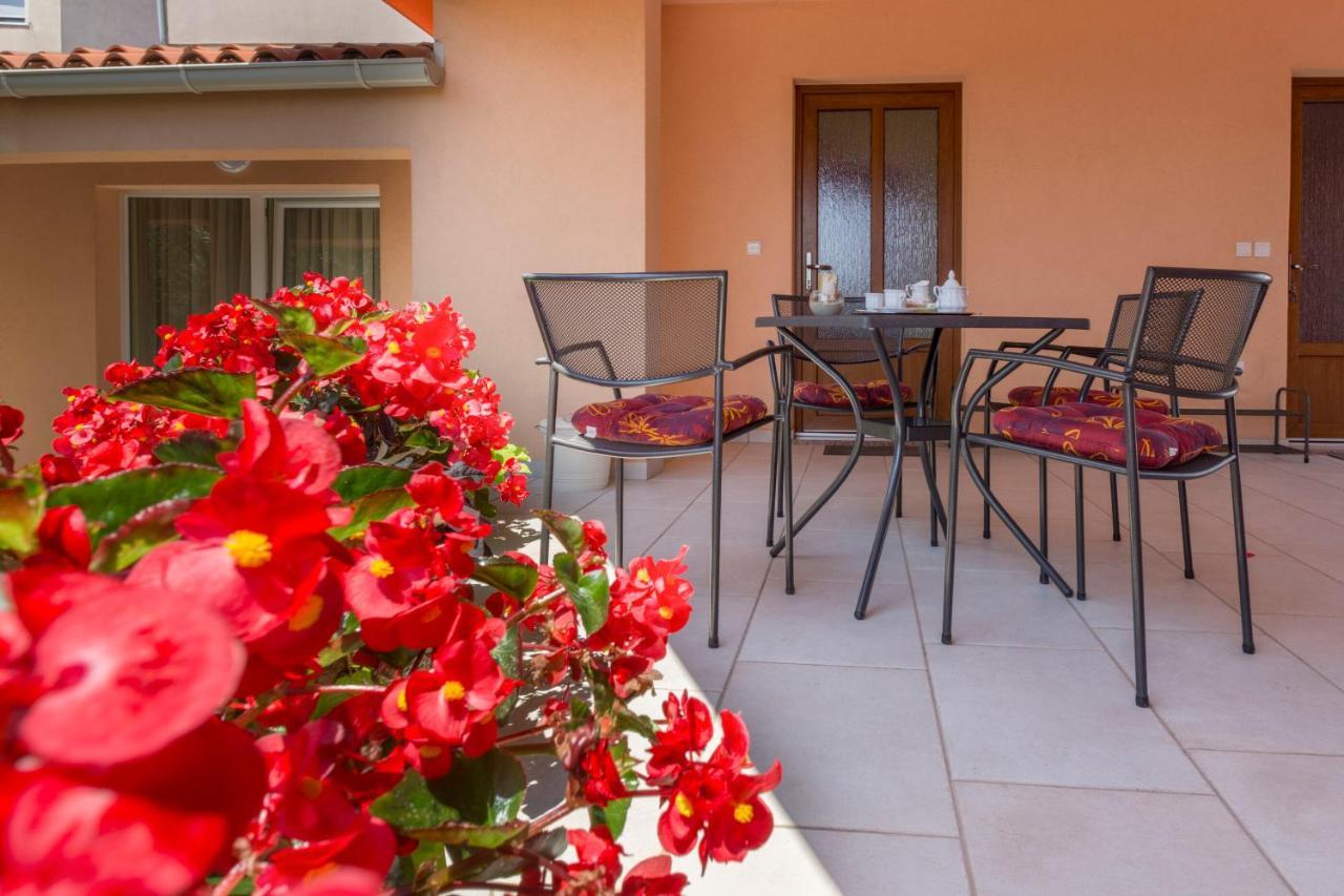 Apartment Petra near beach Veruda Esterno foto