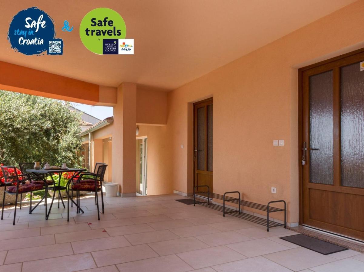 Apartment Petra near beach Veruda Esterno foto