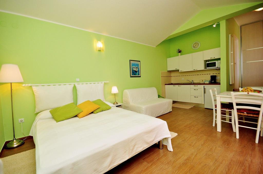 Apartment Petra near beach Veruda Esterno foto